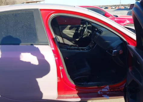 2018 Jaguar Xe 25T Prestige из США, поврежденный, VIN SAJAK4FX4JCP35415